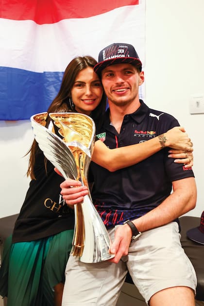 Enamorados y felices por el último gran triunfo de Max, la joven estrella del automovilismo que derrotó a Lewis Hamilton y se quedó con la copa de Fórmula 1.