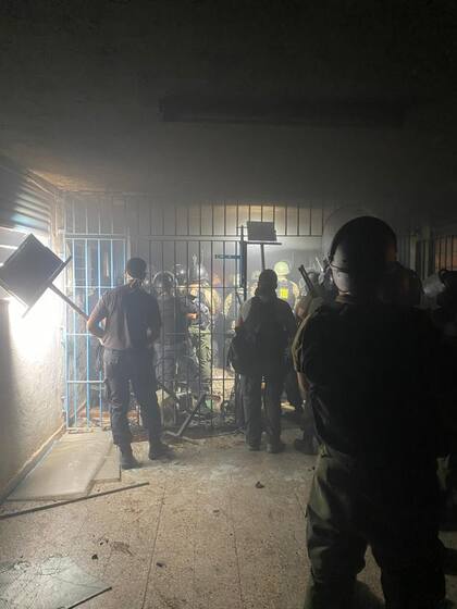 Encabezadas por el ministro Marcelo Sain, tropas especiales de la policía y el Servicio Penitenciario de Santa Fe recuperaron el control del penal de Las Flores