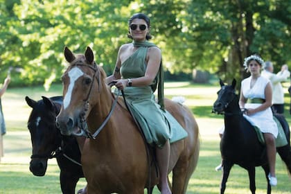 Encabezadas por la jinete
Elina Blaquier, hija de Gastón
Blaquier, pequeñas amazonas
montadas en petisos
acompañaron al carruaje de
la novia.