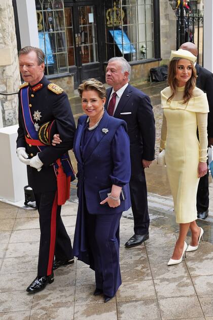 Encabezando la entrada a la abadía, los Grandes Duques de Luxemburgo Enrique y María Teresa, con un Alexander McQueen; detrás, los reyes de Jordania Abdullah II y Rania, con un diseño de Tamara Ralph y clutch de Bottega Veneta.
