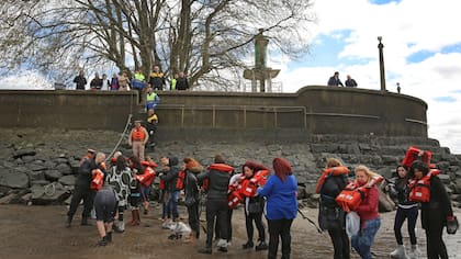 Encalló un catamarán en Olivos con más de cien docentes que festejaban el Día del Maestro