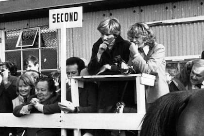 Encanto, velocidad, adrenalina y destreza definen las legendarias competencias de caballos de Ludlow. Ese día de 1980, desde la tribuna, dos mujeres alentaban a un mismo jinete: Carlos –entonces príncipe de Gales– competía en la pista.