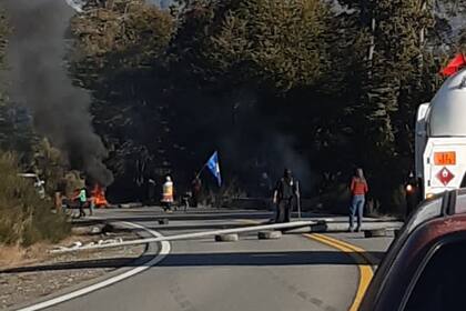 Encapuchados cortan la Ruta 40 en Villa Mascardi, el año pasado