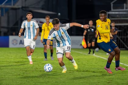 Encara Salinas, autor del primer tanto con un estupendo cabezazo cruzado tras un centro de Simón Escobar; el equipo de AFA ya estaba clasificado para el Mundial de Qatar, de noviembre.