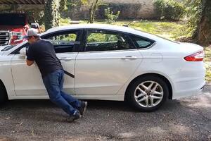Encender el auto empujado puede generar un desgaste prematuro en el sistema de transmisión (Foto: Captura YouTube Desnundando Negocios)