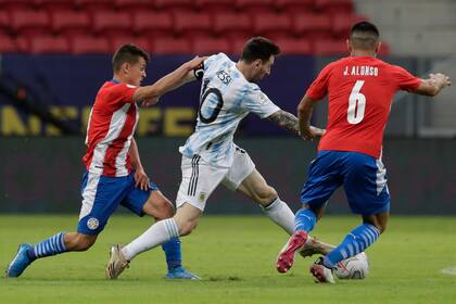 Encerrado: bloqueado por Adrián Cubas y Junior Alonso, Messi no podrá seguir con la pelota en su poder