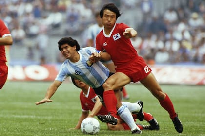 Encerrado entre dos, Maradona cae al piso y recibe otra infracción ante Corea del Sur