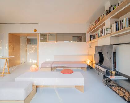 Enchapados y muebles de madera laminada (diseño del Estudio; ejecución Garnica Plywood).