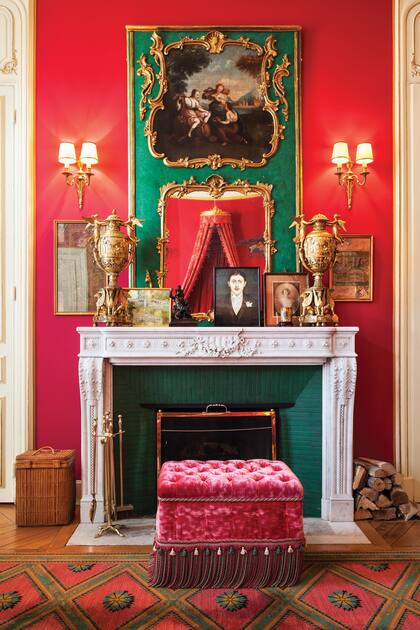 Encima de la chimenea se destacan un espejo y un óleo estilo rococó. El par de ánforas de bronce “ormolu” combinan a la perfección con el pequeño retrato de Proust, réplica del que Jacques Emile Blanche le pintó en 1892