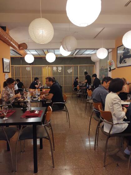 "Encontramos el local de Bistro mientras íbamos caminando por el barrio. No lo pensamos, pero en Japón, los restaurantes son chiquitos y así, en altura. La clientela de la colectividad ya la teníamos, y el boca a boca nos ayudó. Venían los que conocían nuestra cocina tradicional japonesa y también curiosos que veían cómo los japoneses llegaban y desaparecían tras la escalera"