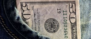 Qué significa encontrar dinero en la ropa guardada y cómo lo relaciona con la abundancia