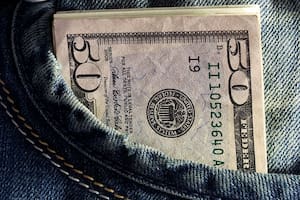 Qué significa encontrar dinero en la ropa guardada y cómo lo relaciona con la abundancia