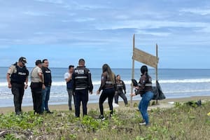 El hallazgo de cinco cabezas humanas colgadas en una playa turística con un mensaje narco horroriza a Ecuador