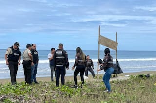 El hallazgo de cinco cabezas humanas colgadas en una playa turística con un mensaje narco horroriza a Ecuador