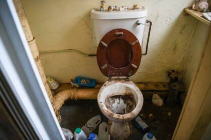 Encontraron decenas de frascos llenos de un líquido amarillo que aparenta ser orina