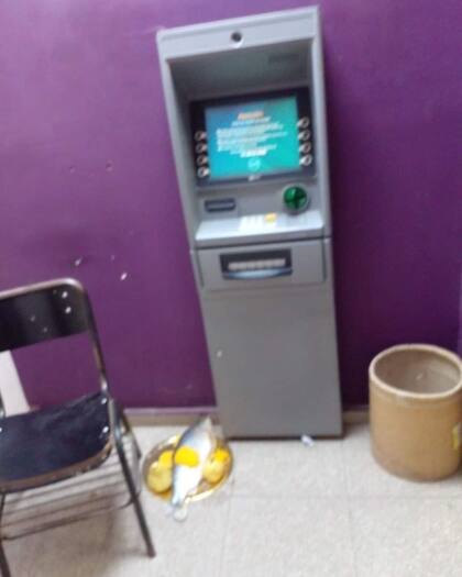 Encontraron en un cajero automático de un pescado con frutas y una nota que decía: "Bono de Anses, hoy decreto que estarás en mi cuenta" (Foto: Instagram @catamarcauno)