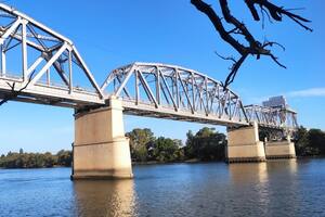 Encontraron flotando el cuerpo de un hombre entre 50 y 60 años, cerca del puente ferrocarretero en Viedma