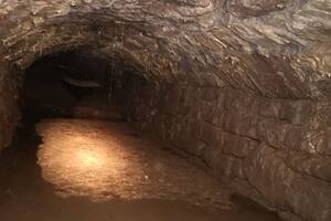 Sorpresa: cambiaban un poste de luz y descubrieron un misterioso túnel medieval