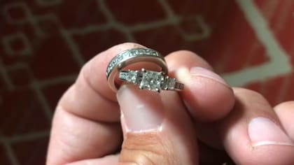 Encontró un par de anillos de bodas enterrados en la arena de la playa en St. Augustine Beach, Florida
