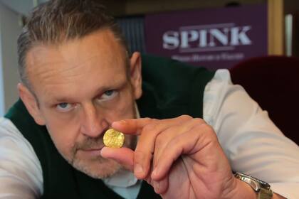 Encontró una moneda de oro con su detector de metales y la vendió a casi 650.000 libras