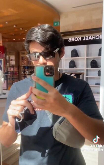 Encontró unos anteojos y tuvo que pelear con los empleados para llevárselo (Foto: Captura TikTok @carlosdruckger)