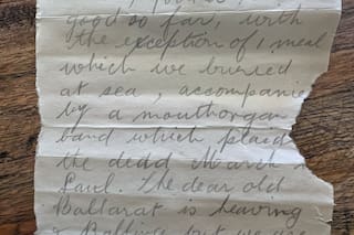 Encuentran en una playa de Australia una botella con mensajes de hace más de 100 años