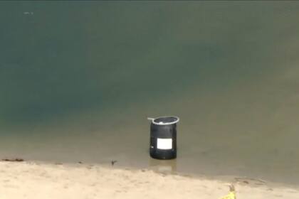 Encuentran un cuerpo dentro de un barril en una playa de Malibu