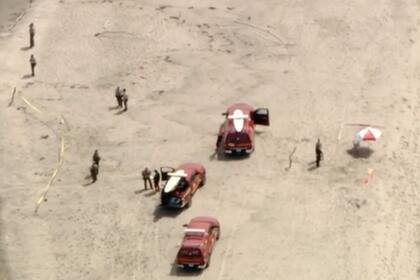 Encuentran un cuerpo dentro de un barril en una playa de Malibu