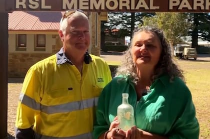 Deb Brown contó que su esposo Peter y su hija Felicity encontraron la botella durante una de sus habituales limpiezas de playa en cuatriciclo