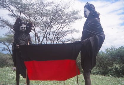 Encuentro con guerreros masái (la máscara indica ceremonia de iniciación), en Tanzania