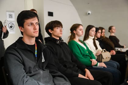 Encuentro con jóvenes ucranianos en un búnker en la municipalidad de Lviv
