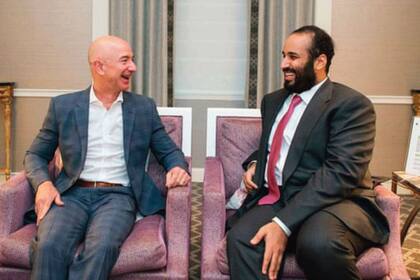 Mohammed y Bezos tuvieron un intercambio de WhatsApp aparentemente amigable cuando, el 1 de mayo de ese año, el príncipe saudita envió el archivo no solicitado. Pero a partir de allí, se extrajeron grandes cantidades de datos del teléfono de Bezos en cuestión de horas.