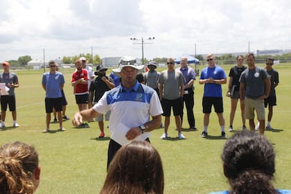 Encuentro de Duhour con un equipo de fútbol vinculado a su organización