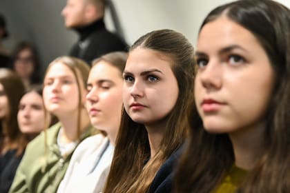 Encuentro de jóvenes ucranianos en el búnker de la municipalidad de Lviv
