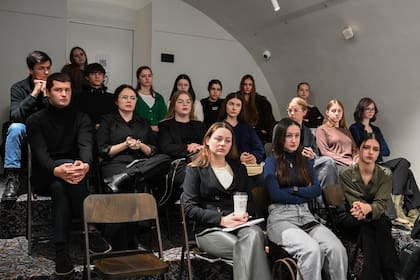 Encuentro de jóvenes ucranianos en el búnker de la municipalidad de Lviv