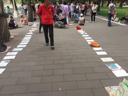 Encuentro de padres en busca de matrmonio para sus hijos, un jueves en el Parque Zhongshan, en Pekín: los jubilados no quieren fotos