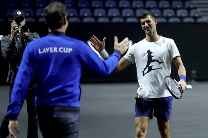 Encuentro de rivales y leyendas: Roger Federer saluda a Novak Djokovic, recién llegado a Londres