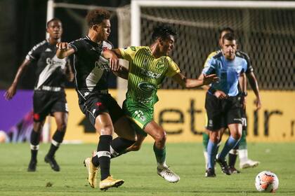 El colombiano Gustavo Torres y el uruguayo Washington Camacho, un duelo de fuerza y poco vuelo; Defensa y Justicia capitalizó el grosero error del arquero Lucao y logró la clasificación a los cuartos de final
