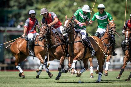 Santiago Loza y Polito Pieres en pleno entrevero.