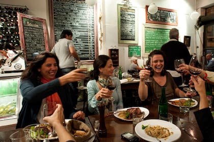 Encuentro social. Magret de pato, codorniz rellena, bifes de chorizo, pickles de hinojo y papas a lo pobre, anteayer, en el cumpleaños de 36 de María José Sanz, en Las Pizarras. ''Lo elegimos porque la comida es rica, y la onda, relajada'', sostuvieron