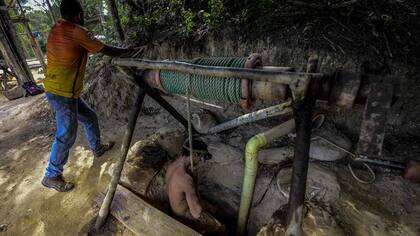 Ender Moreno desciende a la mina de oro La Culebra en El Callao, estado Bolívar, en el sureste de Venezuela