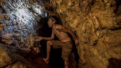 Ender Moreno muestra una veta de oro en la mina La Culebra en El Callao, estado Bolívar, en el sureste de Venezuela