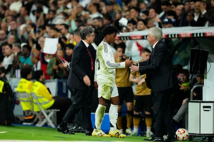 Endrick y Carlo Ancelotti, en un partido de la etapa final del ciclo del DT en Real Madrid; ahora se reencuentran en la selección de Brasil, a menos de tres meses para el Mundial 2026