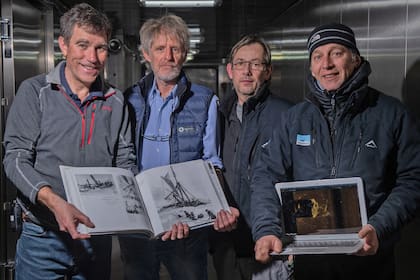 La alegría de parte del equipo de Falklands Maritime Heritage Trust y los documentos que dan cuenta de la historia del barco hallado