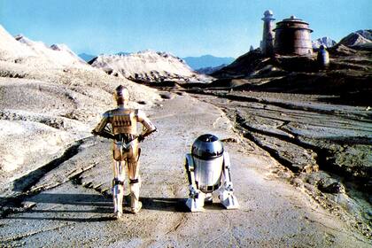 Anthony Daniels (C-3PO) y Kenny Baker (R2-D2) en Star Wars: Episodio VI. El retorno del Jedi (1983)