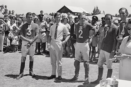 Enemigos íntimos, el entonces príncipe Carlos y Andrew Parker-Bowles son los encargados de premiar a los ganadores de un partido de polo (circa 1971).