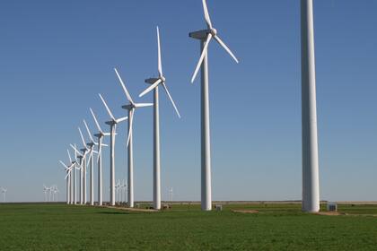 Energías renovables como la eólica, que se obtiene a partir del viento, reduce las emisiones de gases de efecto invernadero en la atmósfera.