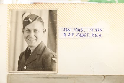Enero de 1943. El retrato de Stanley Coggan con su uniforme de cadete de la RAF