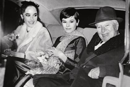 Enero de 1967. Charlie Chaplin junto a sus hijas Josephine (izquierda) y Geraldine
(centro) llegando al estreno mundial de La condesa de Hong Kong en Londres,
película escrita y dirigida por el inolvidable artista
