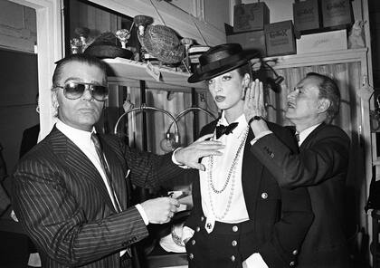 Enero de 1983. A minutos del primer desfile de alta costura en Chanel, Lagerfeld con Alexandre, el gran coiffeur parisino